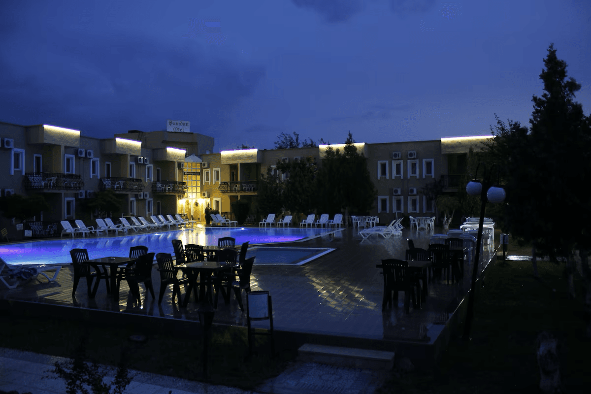 Şamdan Otel gece görünümü